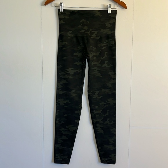 Spanx Look at Me Now Seamless Leggings Size L Green Camo Four Way Stretch - Picture 1 of 6